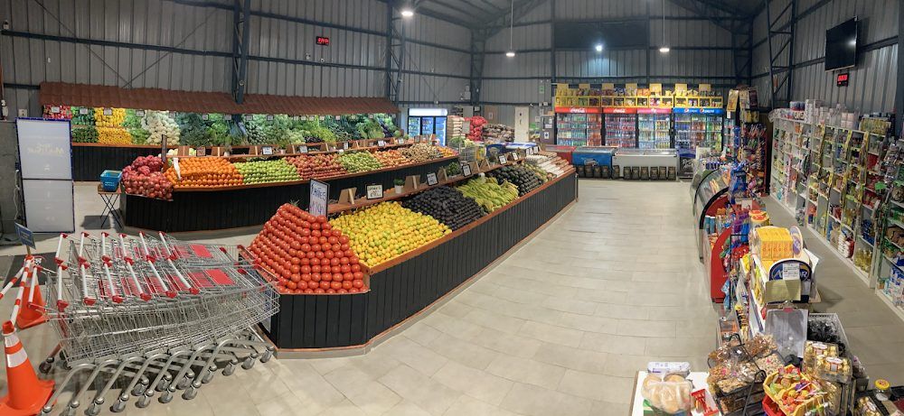 Mesón de frutas y verduras dentro del local