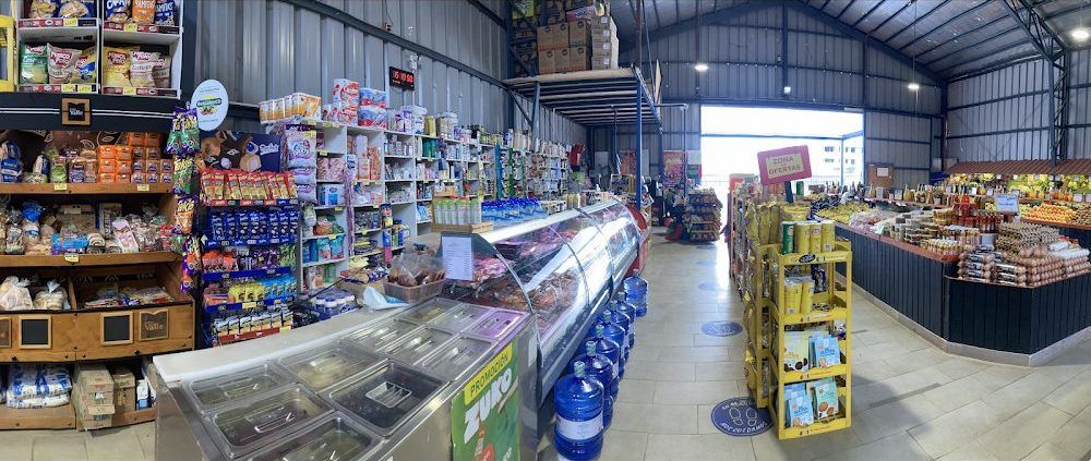 Pasillo de abarrotes y refrigeradores
